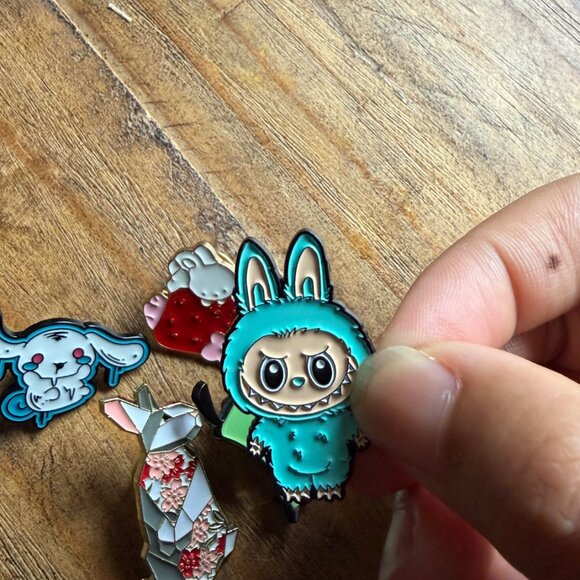 set of 6 enamel pins - Picture 4 of 5